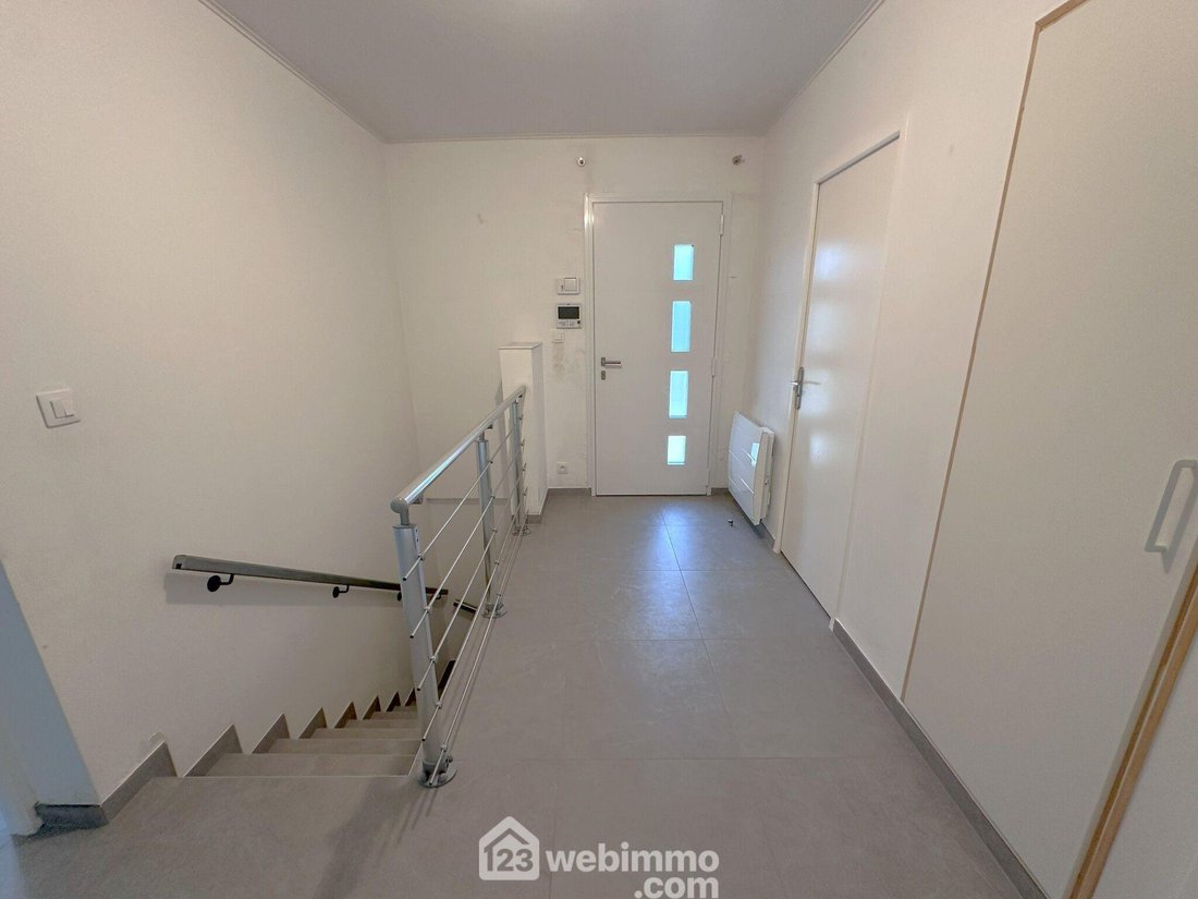 Maison 138m² In Saint Sauveur Sur école, île De France, France For Sale