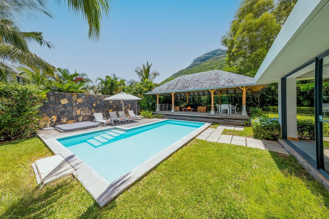 Villa in Grande Riviere Noire, Rivière Noire District, Mauritius 1 - 14616724