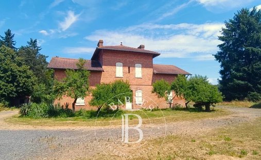 17th Century Castle And Its Outbuildings On Approximately 10 Hectares