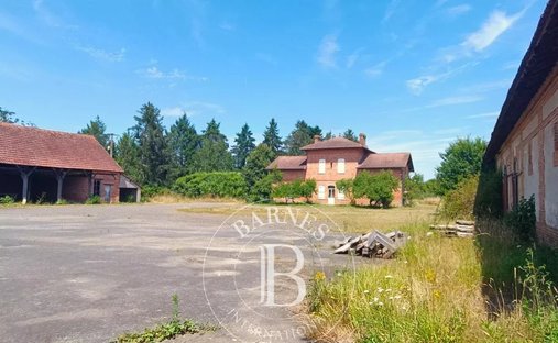 17th Century Castle And Its Outbuildings On Approximately 10 Hectares