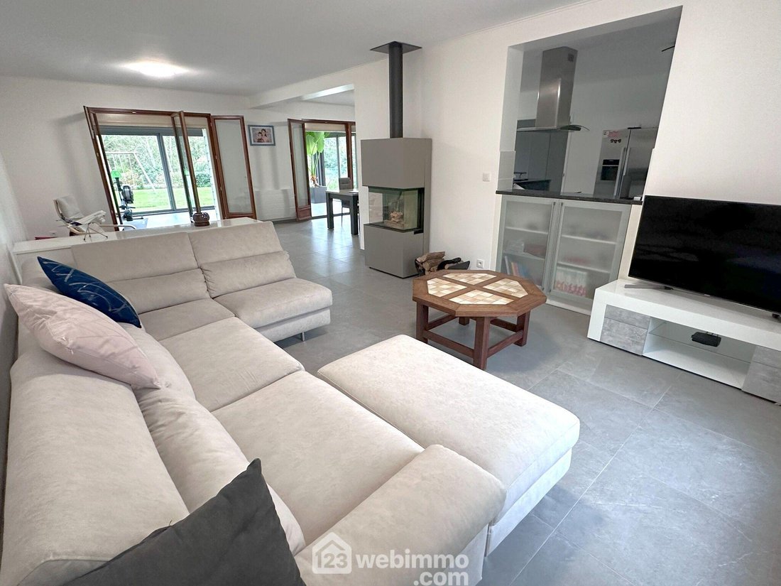 Maison 138m² In Saint Sauveur Sur école, île De France, France For Sale