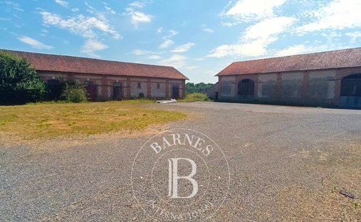 17th Century Castle And Its Outbuildings On Approximately 10 Hectares