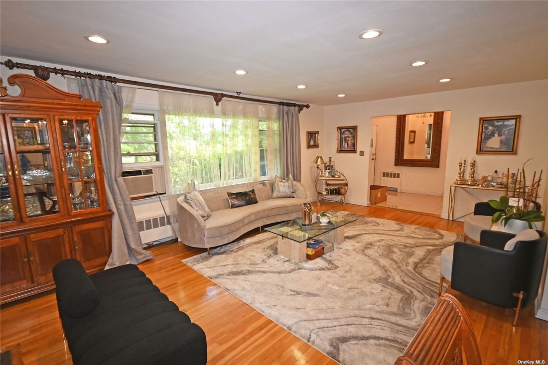 Residential Great Neck In Kings Point, New York, United States For Sale