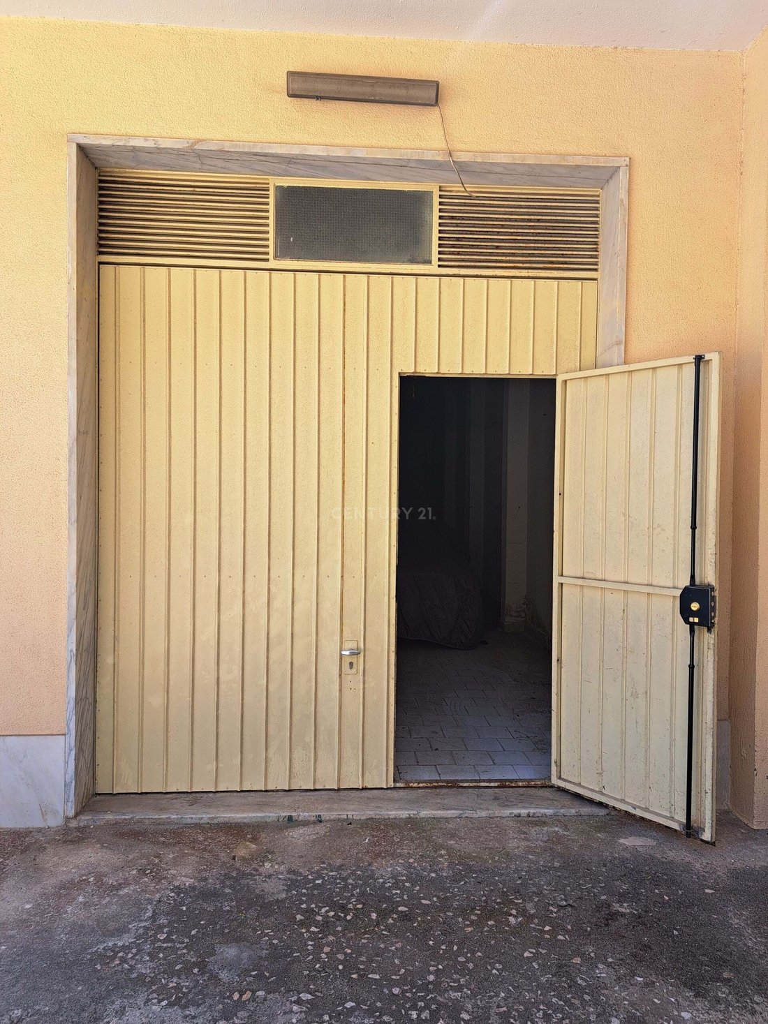 Garage For Rent In Cacém In Agualva Cacém, Lisbon, Portugal For Rent