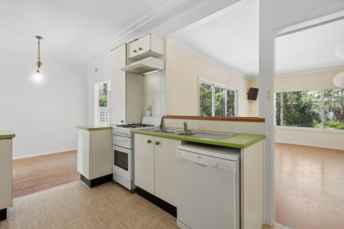 Sun Drenched Cottage In A In Frenchs Forest, New South Wales, Australia