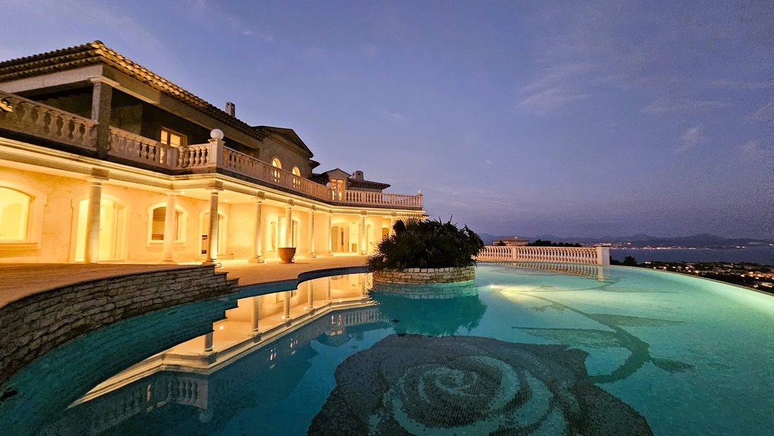 Villa in Les Issambres, Roquebrune-sur-Argens, France 1 - 14240669