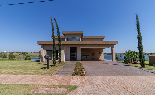 House in Hernandarias, Alto Paraná Department, Paraguay 1