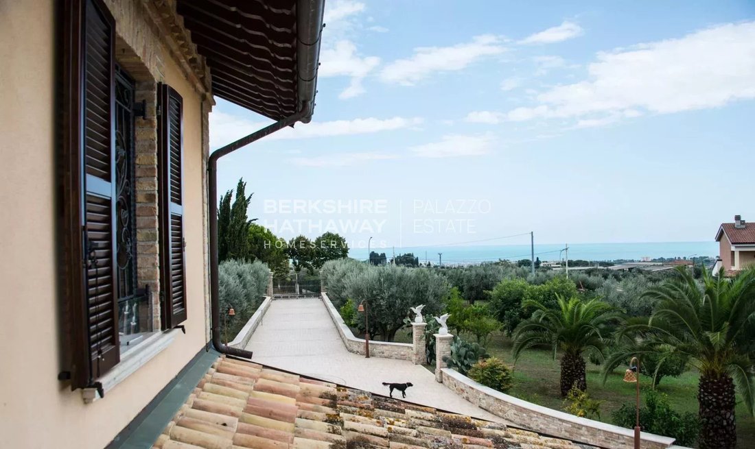 Villa in Colonnella, Abruzzo, Italy 2 - 14022934