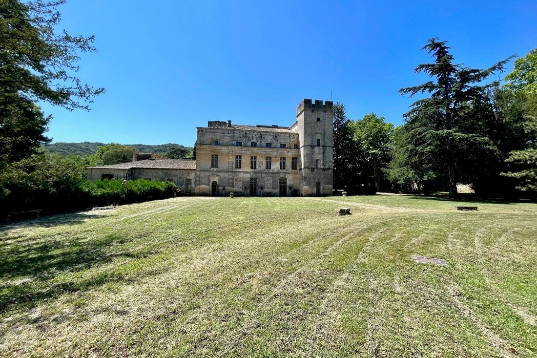 Whispers of Kings: A 400-Hectare Legacy Near Pont du Gard’s Timeless Splendor