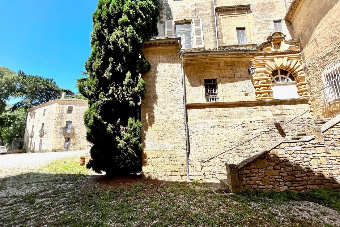 Whispers of Kings: A 400-Hectare Legacy Near Pont du Gard’s Timeless Splendor