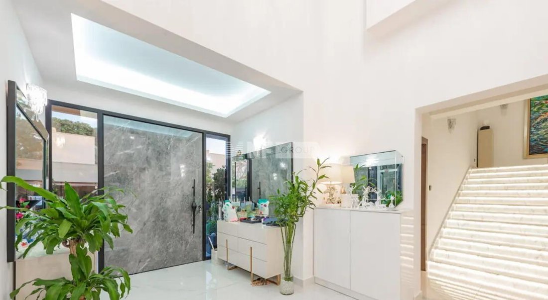 Villa in The Meadows, Dubai, United Arab Emirates 5 - 14896718