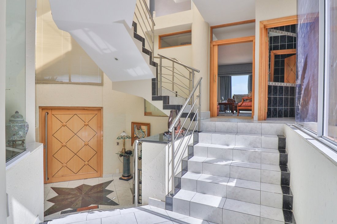 Country House in Fernkloof Estate, Western Cape, South Africa 4 - 14897140