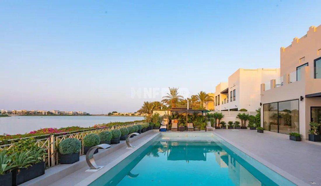 Villa in The Meadows, Dubai, United Arab Emirates 1 - 14896718