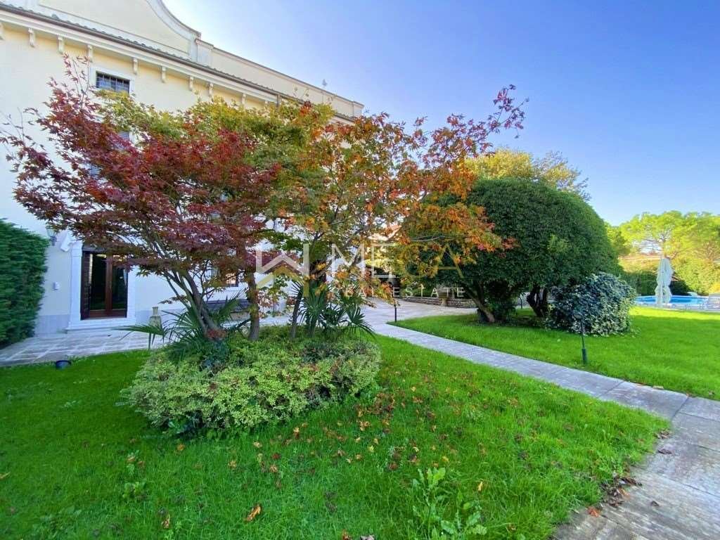 Villa in Desenzano Centro, Desenzano del Garda, Lombardy 1 - 14896805