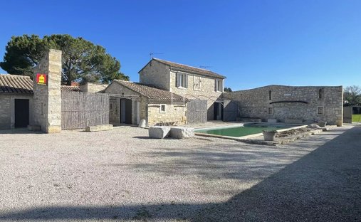 Country House in Caphan, Saint-Martin-de-Crau, France 1