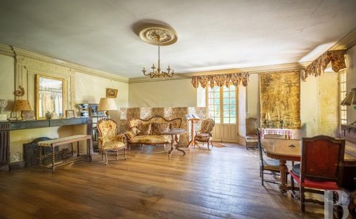 Castle for Sale in Aurignac, Occitanie, France