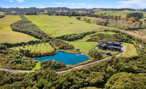 House in Wainui, Auckland, New Zealand 1