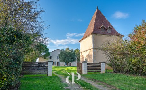 19 Th C Castle Outbuildings, Stabbles, Pool