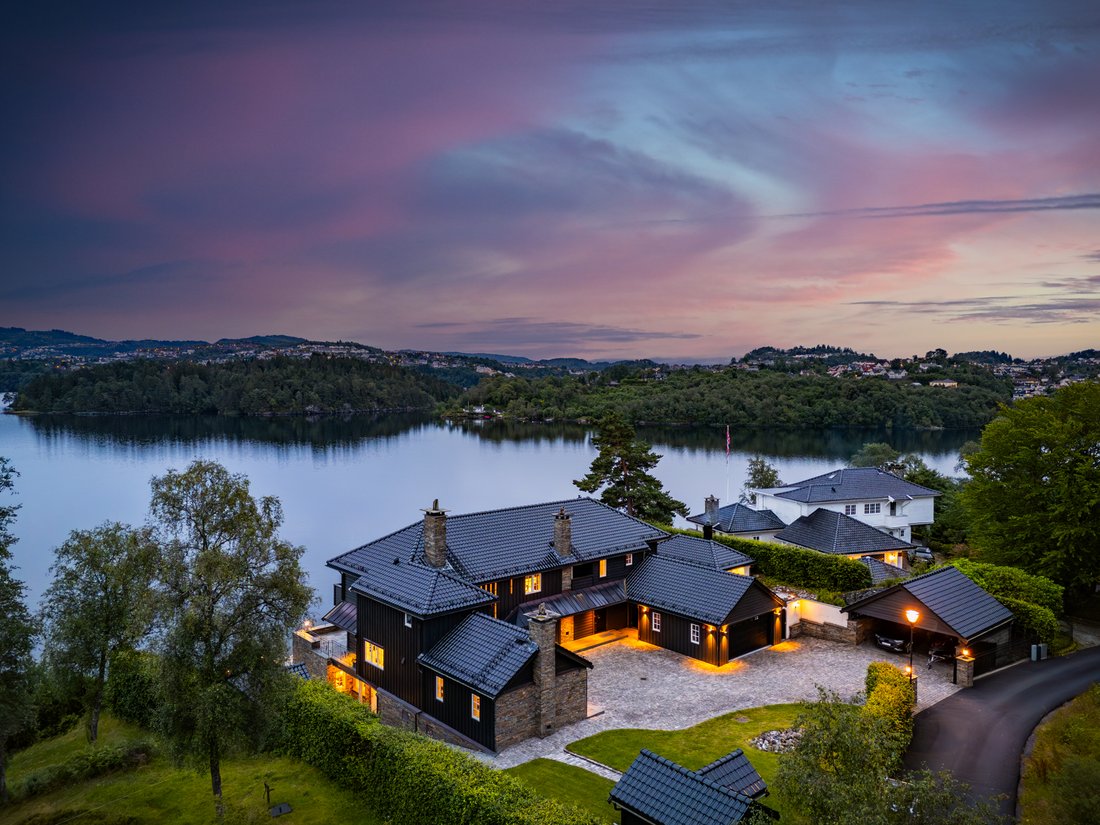 Curated visual reference: Visual Reference: Spectacular Property With A Grand Villa