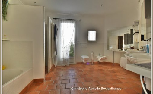 Castle for Sale in Saussignac, Nouvelle-Aquitaine, France