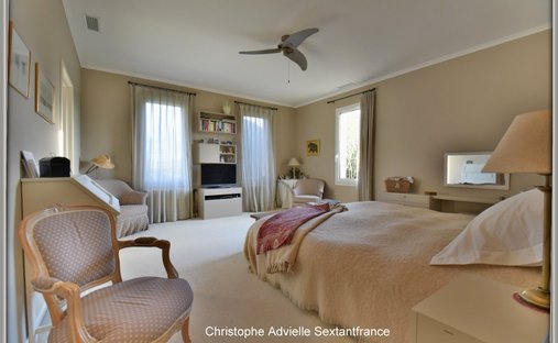 Castle for Sale in Saussignac, Nouvelle-Aquitaine, France