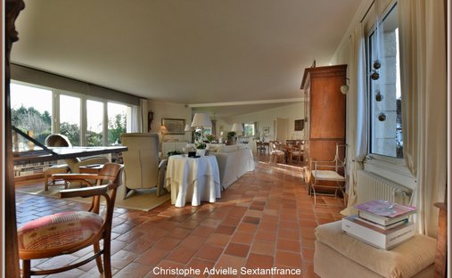 Castle for Sale in Saussignac, Nouvelle-Aquitaine, France