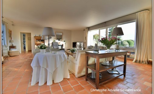 Castle for Sale in Saussignac, Nouvelle-Aquitaine, France