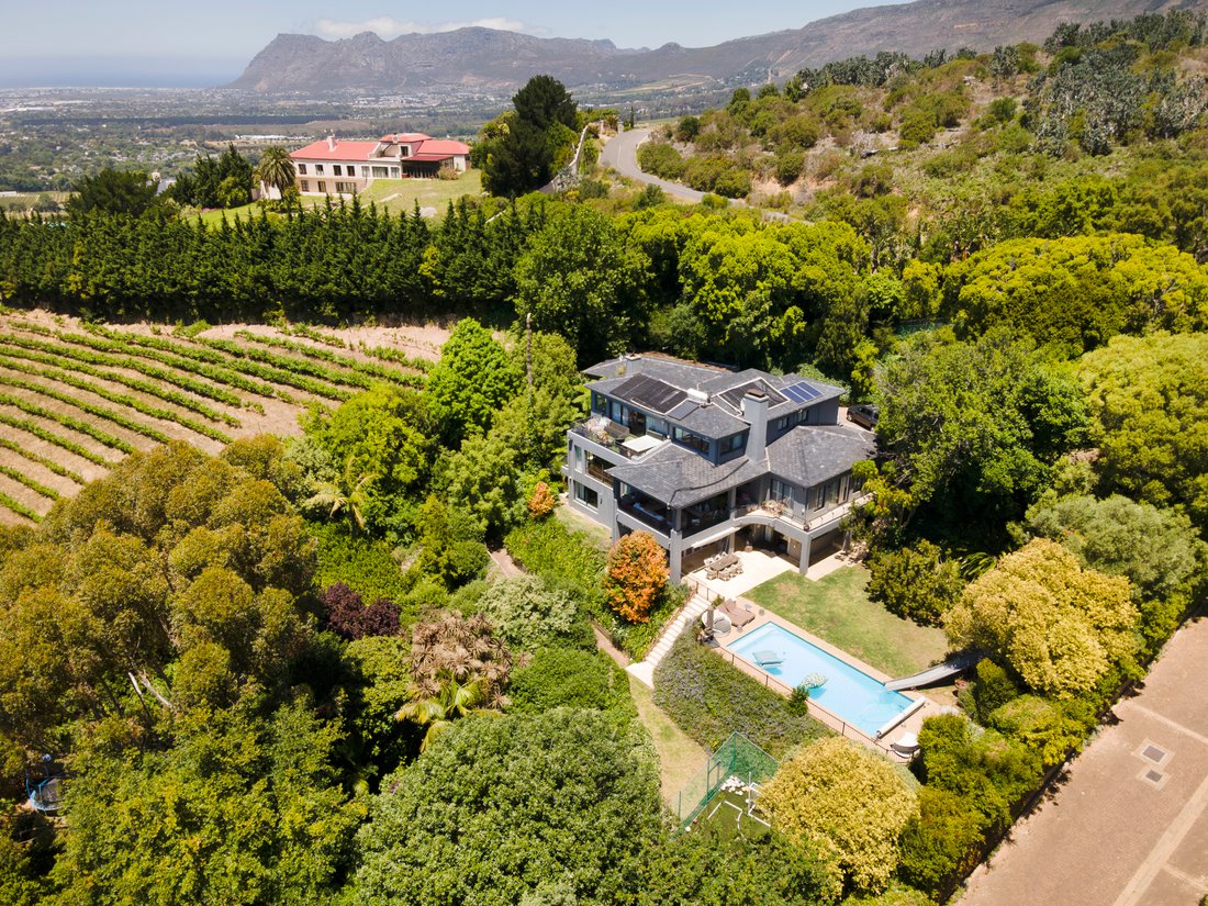 House in Constantia, Silverhurst, Cape Town 1 - 14946250