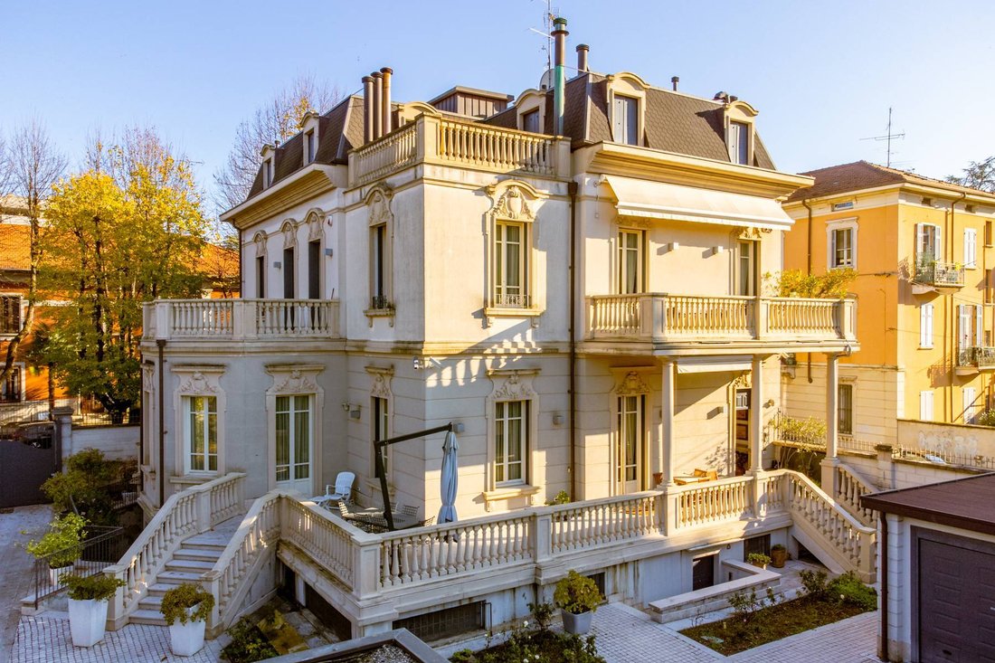 Villa in Center, Gallarate, Lombardy 2 - 14896856