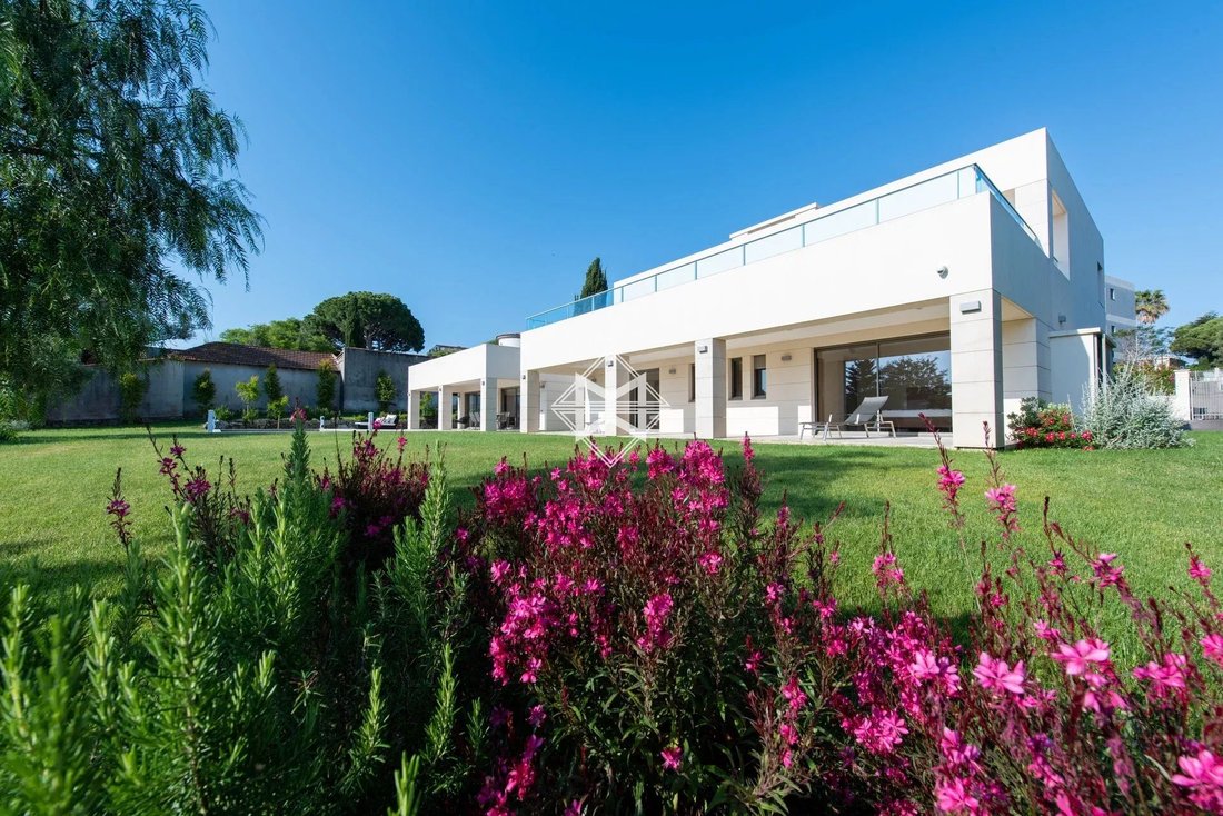 Villa in Antibes, Provence-Alpes-Côte d'Azur, France 1 - 12620389