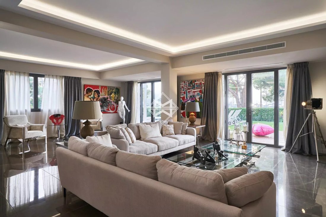 Villa in Cannes, Provence-Alpes-Côte d'Azur, France 4 - 10484614