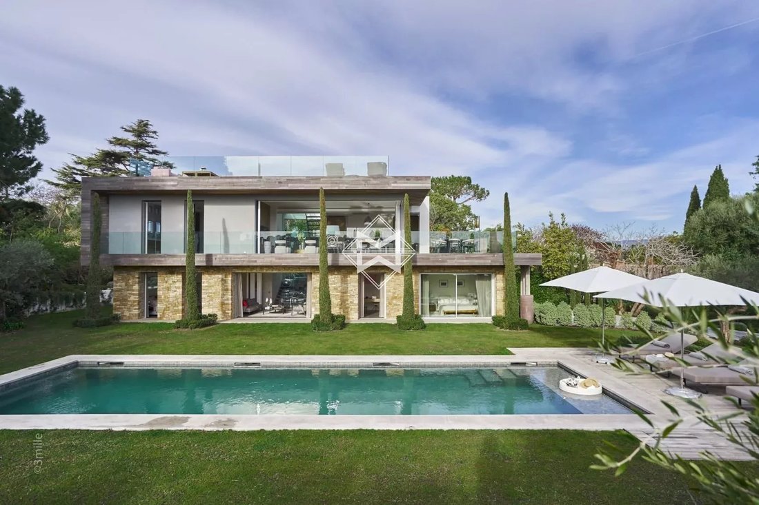 Villa in Antibes, Provence-Alpes-Côte d'Azur, France 1 - 12691281