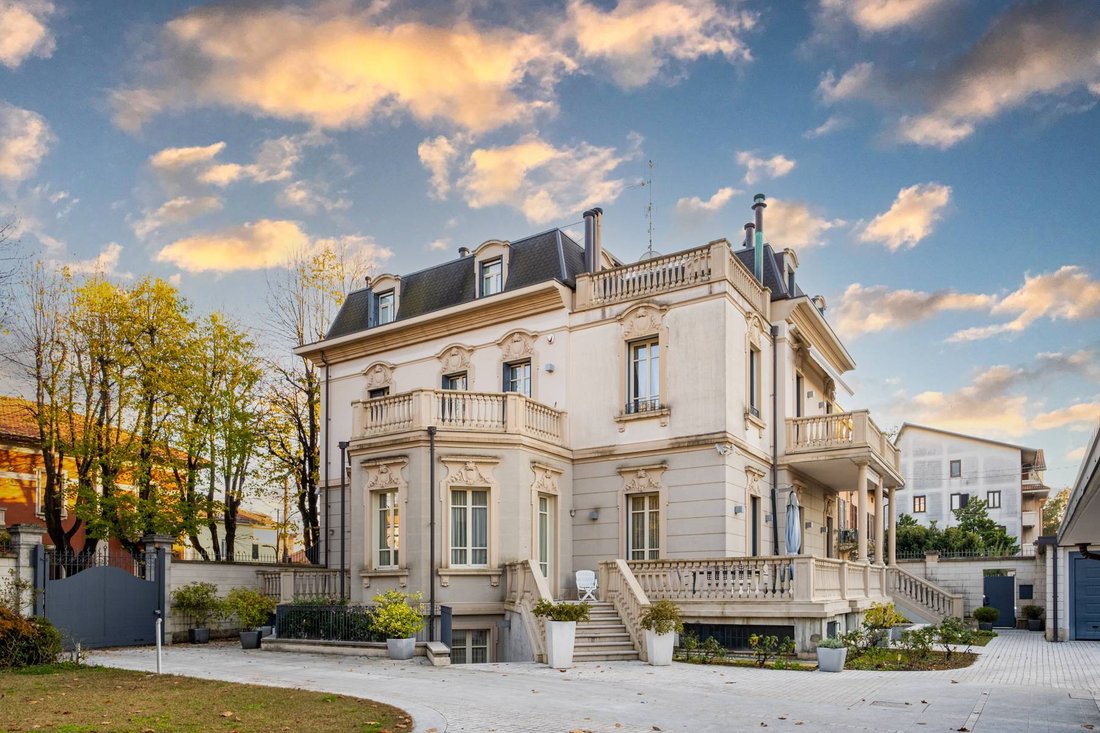 Villa in Center, Gallarate, Lombardy 1 - 14896856