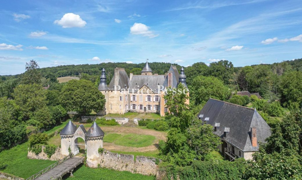 A 15th Century Castle And Listed Historical Monument With Independent Houses For Restoration