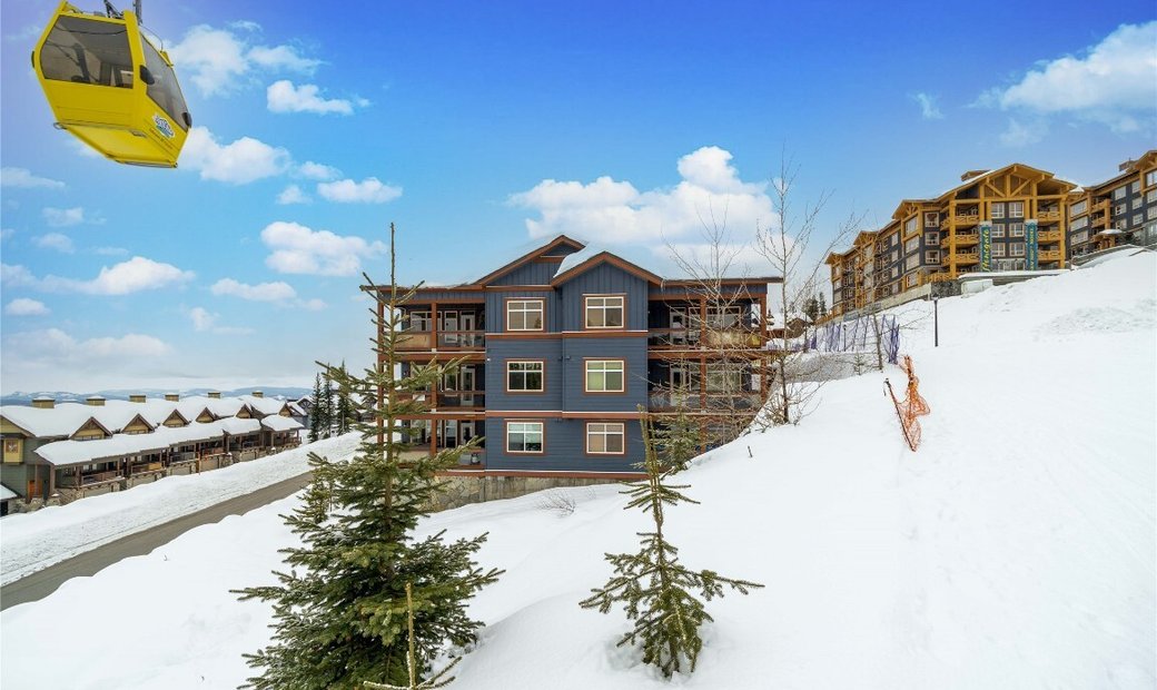 Top Floor Corner Ski Chalet At Glacier In Beaverdell, British Columbia ...