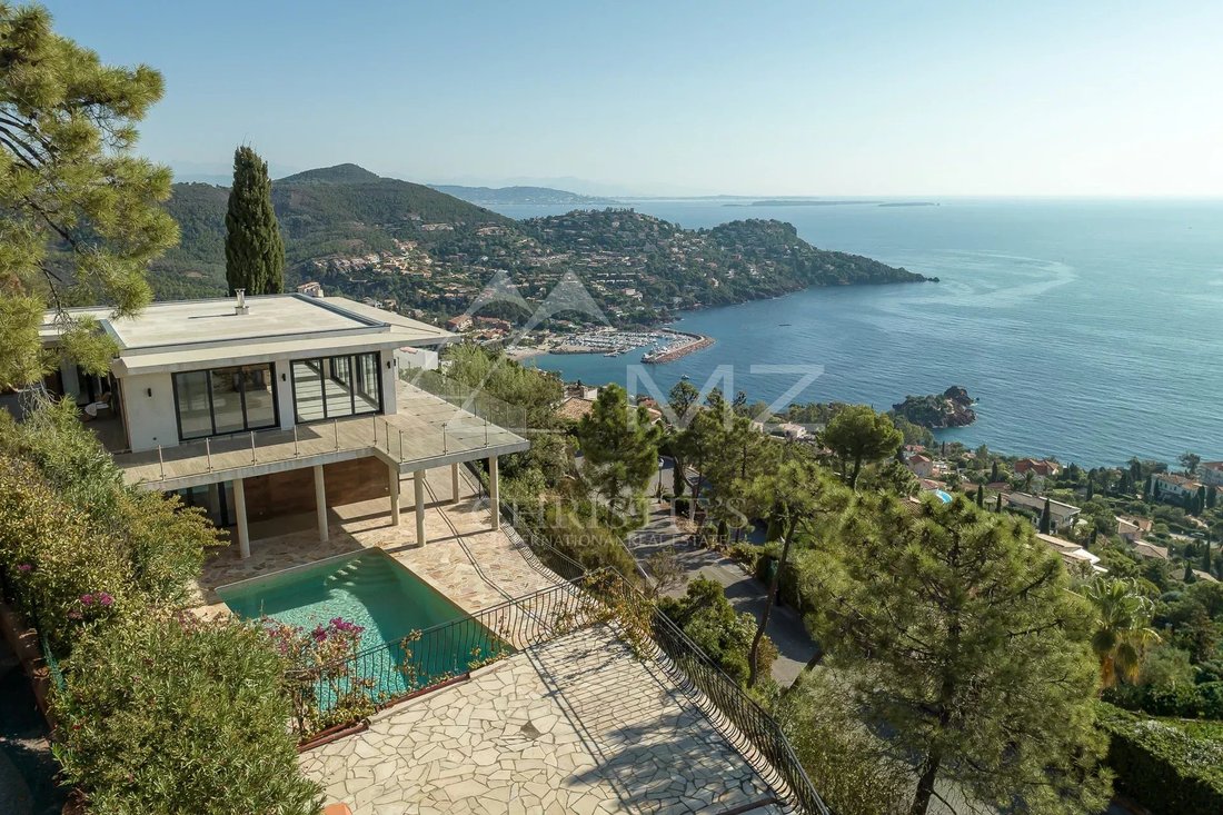 Villa in Théoule-sur-Mer, Provence-Alpes-Côte d'Azur, France 1 - 14136527