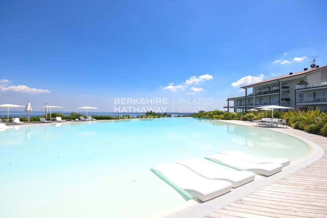 Apartment in Hill Zone, Padenghe sul Garda, Lombardy 1 - 12385731