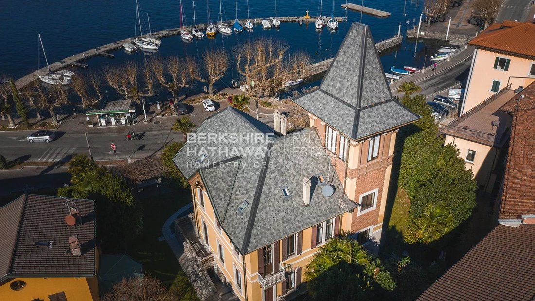Villa in Porto Valtravaglia, Lombardy, Italy 1 - 11634107
