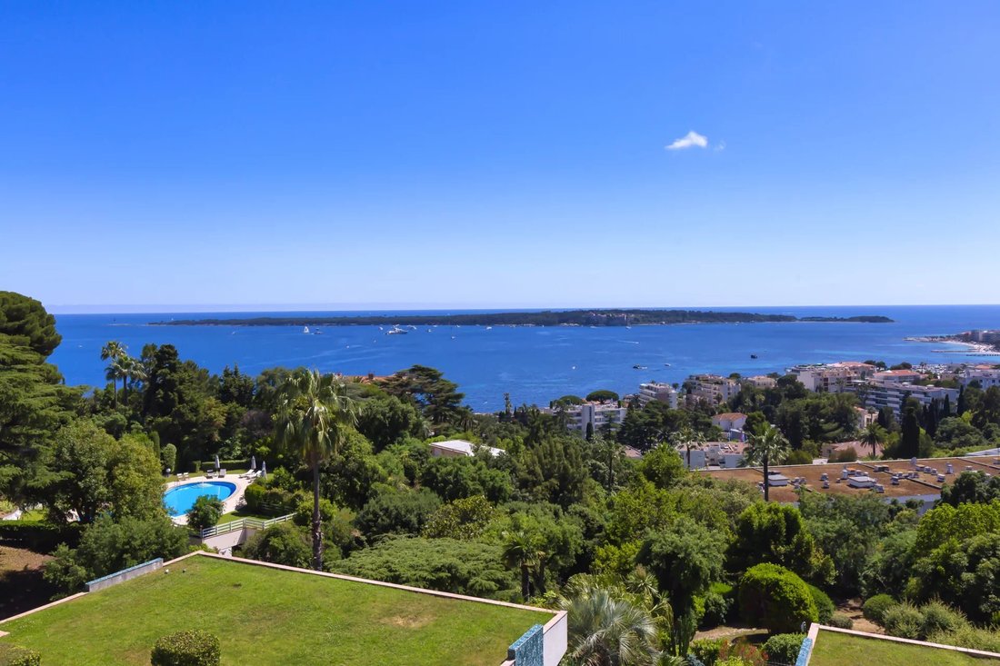 Villa in Cannes, Provence-Alpes-Côte d'Azur, France 2 - 14938069