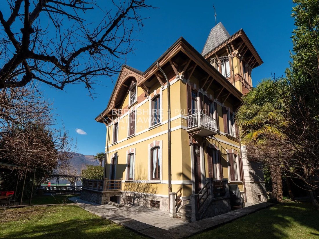 Villa in Porto Valtravaglia, Lombardy, Italy 2 - 11634107