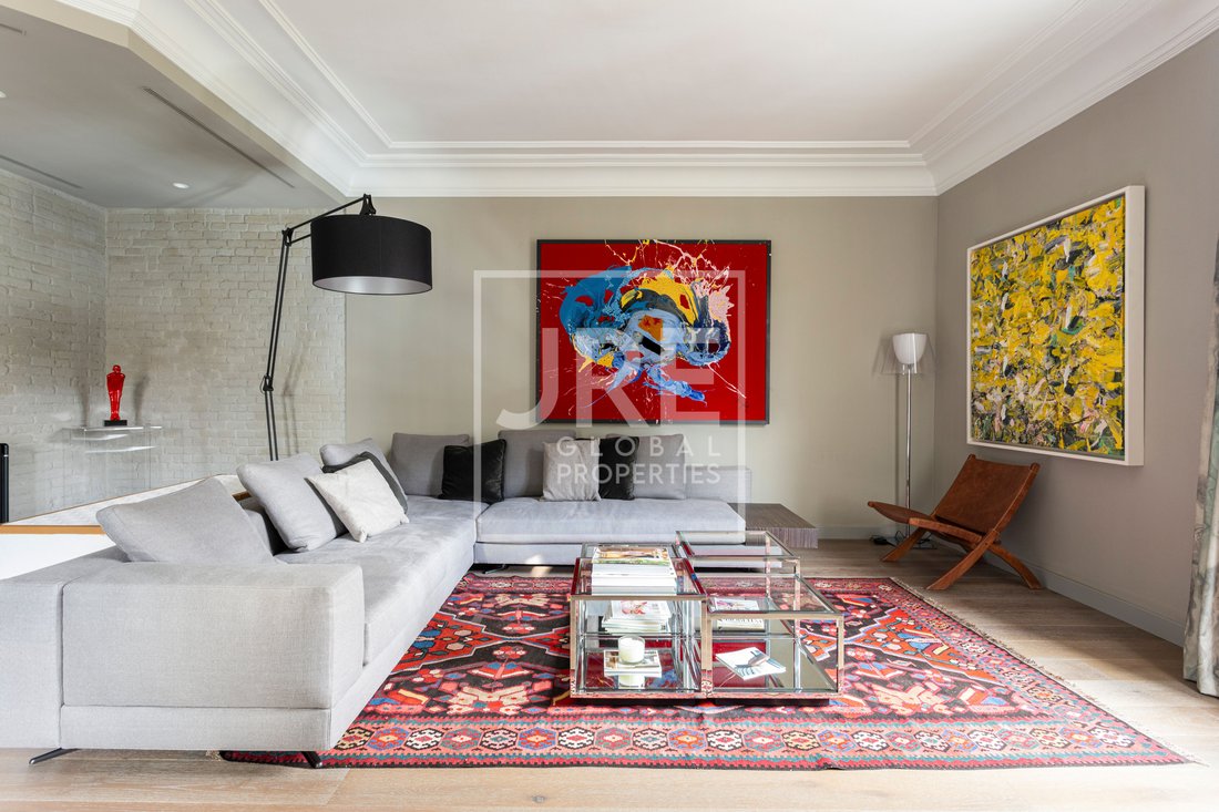 Fresh Look at Modern Apartment With High Ceilings Located In In Barcelona Catalonia