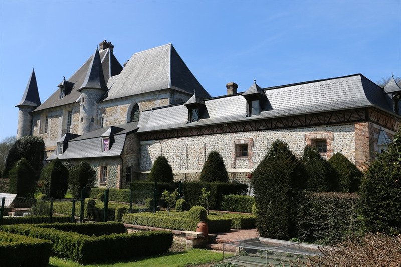 Château des Siècles: A 42-Hectare Norman Legacy Near Honfleur’s Golden Light