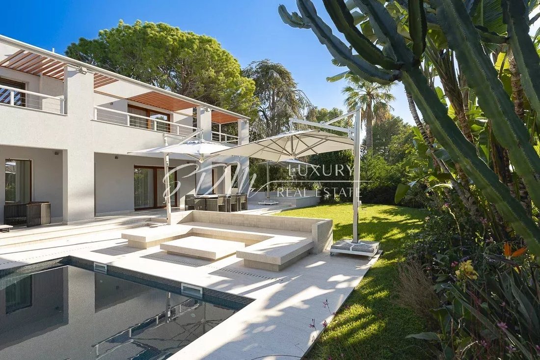 Villa in Saint-Jean-Cap-Ferrat, Provence-Alpes-Côte d'Azur, France 2 - 13438546