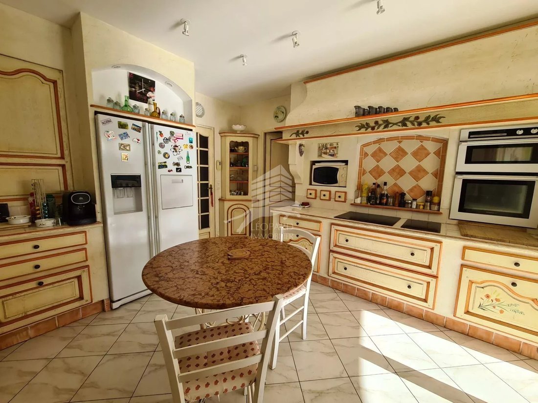 Villa in Montagne des Chèvres, Villeneuve-lès-Avignon, France 5 - 13559573