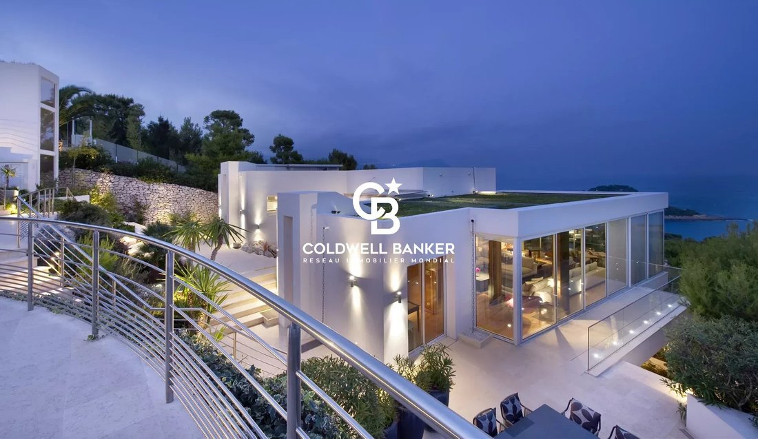 Villa in Saint-Jean-Cap-Ferrat, Provence-Alpes-Côte d'Azur, France 2 - 12577098