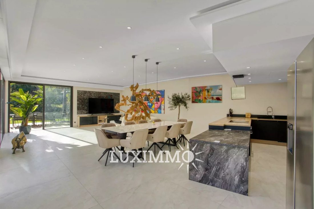 Villa in Mougins, Provence-Alpes-Côte d'Azur, France 3 - 13769256