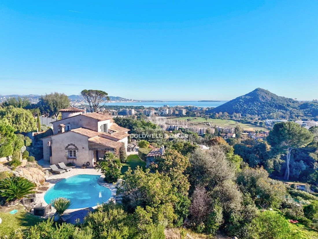 Villa in Mandelieu-la-Napoule, Provence-Alpes-Côte d'Azur, France 2 - 13596079