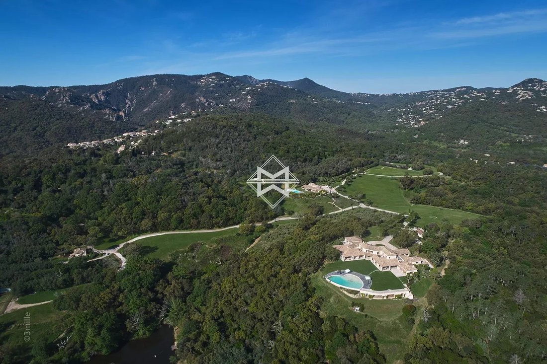 Villa in Les Adrets-de-l'Estérel, Provence-Alpes-Côte d'Azur, France 1 - 10522335
