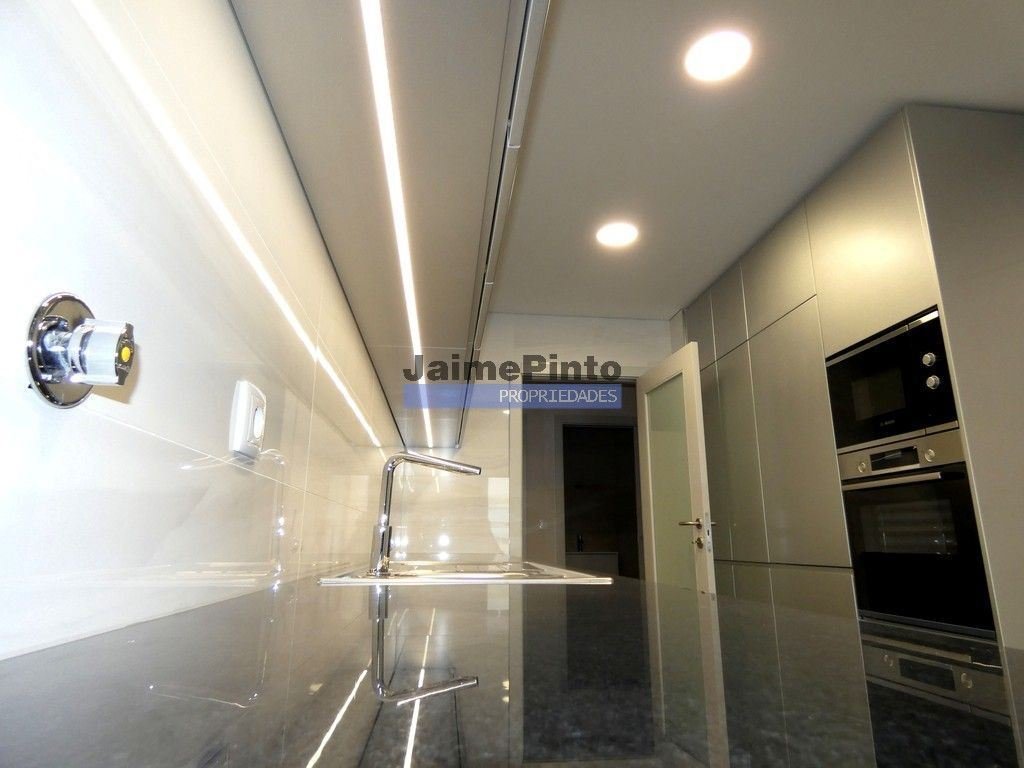 Apartment in Lordelo do Ouro e Massarelos, Porto District, Portugal 1 - 14975703