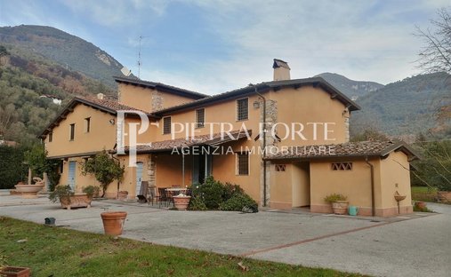 Country House in Strettoia-Capezzano-Valdicastello, Pietrasanta, Tuscany 1